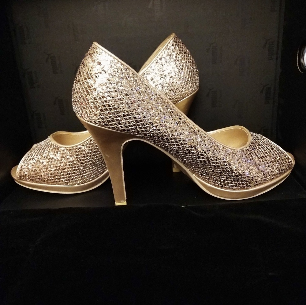 Suzy Shier Gold Holo 4" Heels Pumps Size 8